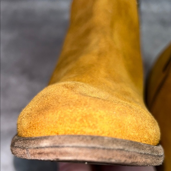 EUC Women’s FRYE Carson Piping Booties US 5.5B Tan Suede Leather Ankle Boots - Picture 6 of 12